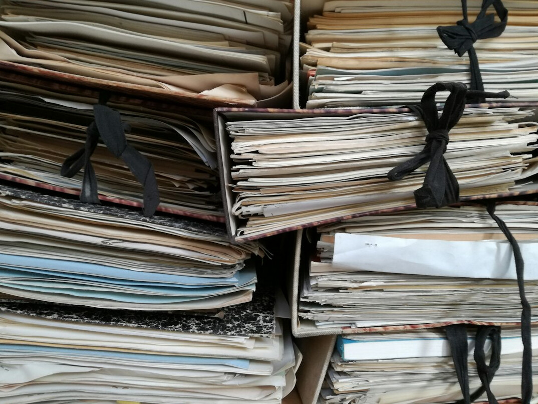detective reading case file